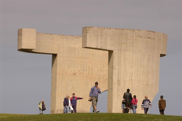Escultura 'Elogio del horizonte' de Chillida en Gijón