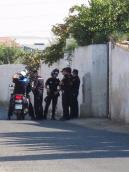 Agentes En La Puerta De La Finca De Córdoba En Búsqueda De Niños Desaparecidos