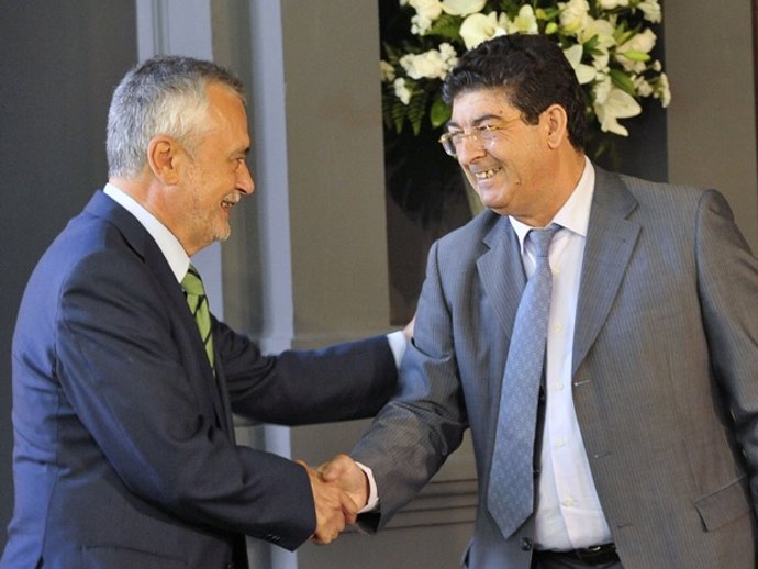 Griñán Y Valderas Se Saludan Tras La Toma De Posesión Del Vicepresidente