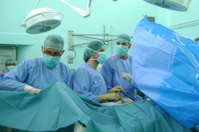 Cirujanos en una intervención