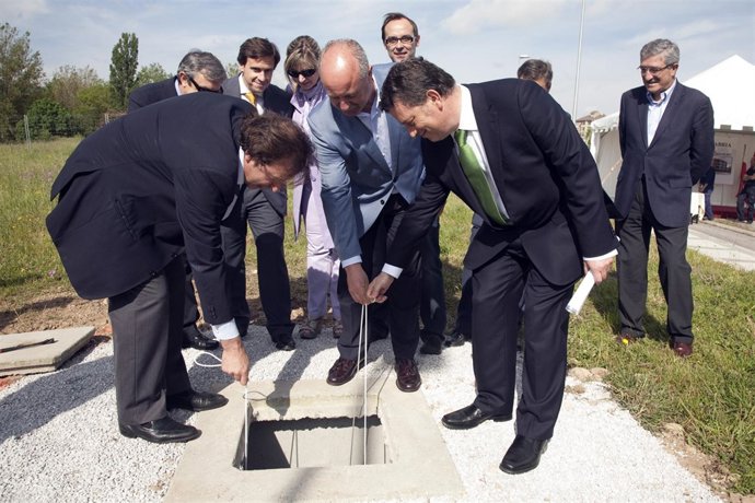 El Consejero De Obras Públicas Pone La Primera Piedra De Las VPO De Reinosa