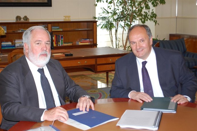 El Ministro Y El Consejero De Medio Ambiente De Cantabria
