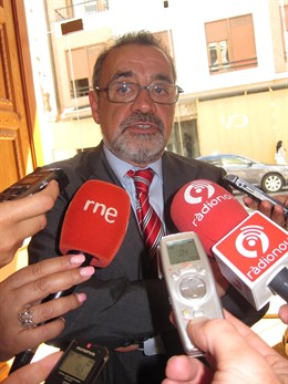 José Vicente González Atiende A Los Periodistas En La Sede De Cierval.