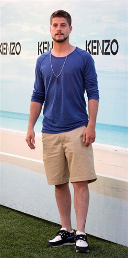 Posado de Luis Fernández en la fiesta Kenzo 