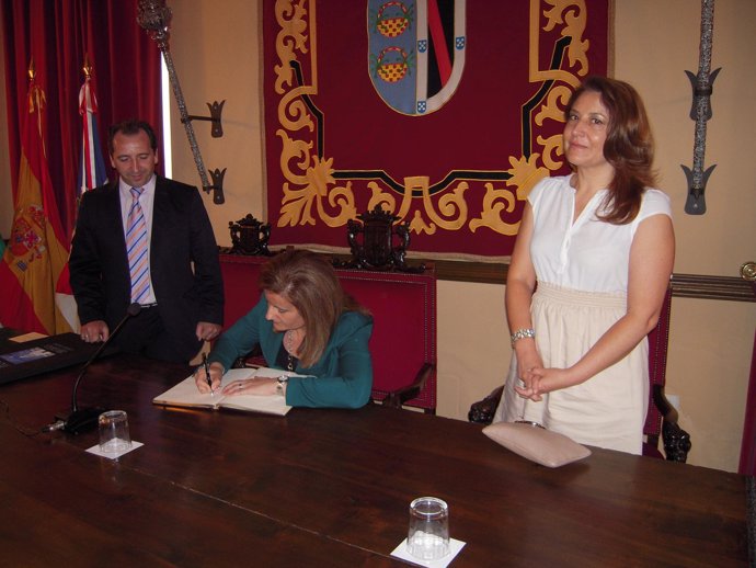 La Ministra De Empleo, Fátima Báñez, En El Ayuntamiento De Almonte. 