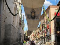Toledo se engalana con flores, faroles, toldos y banderas para celebrar este jueves la Fiesta Grande del Corpus Christi