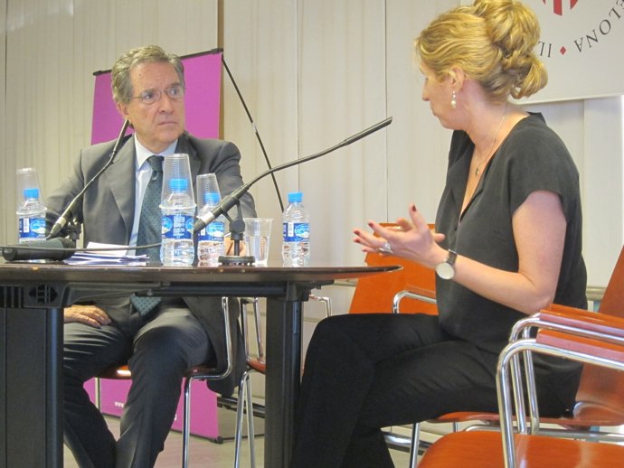 El Periodista I.Gabilondo Y La Directora De Women's Link Worldwide, V.Waisman 