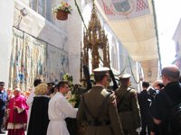 La custodia de Arfe sale de la catedral de Toledo para iniciar el recorrido procesional