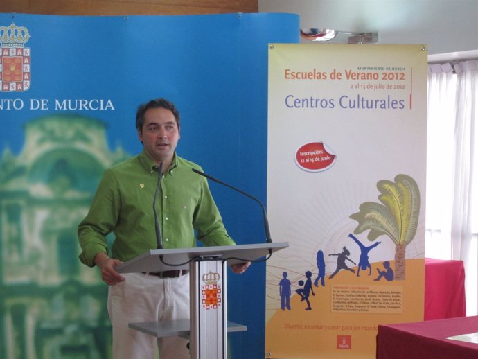 Concejal De Cultura, Rafa Góméz, Informando Sobre Las Escuelas De Verano De 2012