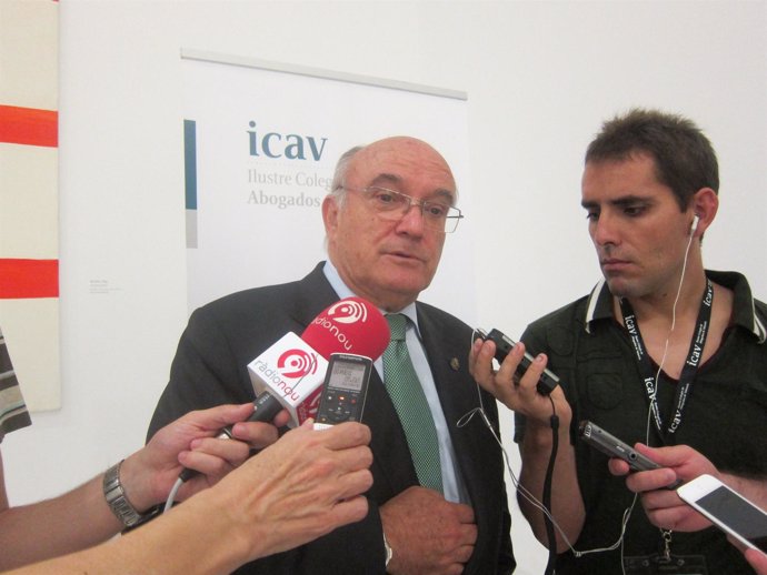 El Presidente Del CGAE, Carlos Carnicer, Atendiendo A Los Medios