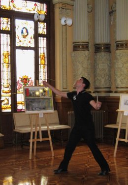 El Artista Fran Ferrer Ofrece Un Espectáculo Con Los 'Diábolos'