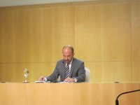 El vicealcalde recuerda que el Ayuntamiento no tiene capacidad alguna para modificar el número de ediles