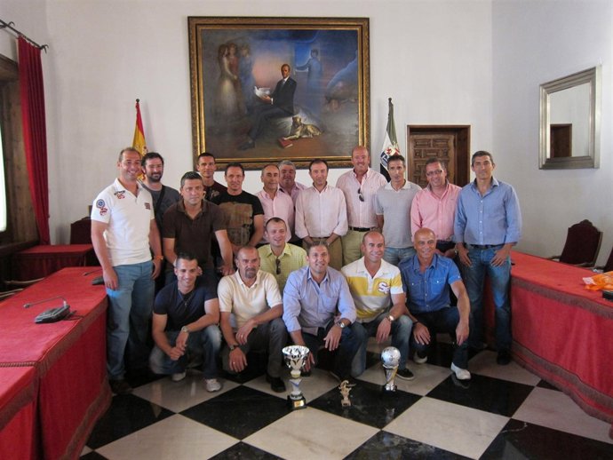 El Presidente De La Diputación Con El Equipo De Bomberos De Fútbol 7