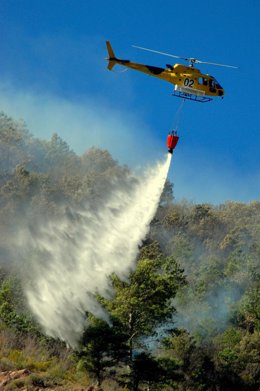 Helicóptero Trabajando En Un Incendio. Fuego. Extinción. Bomberos.