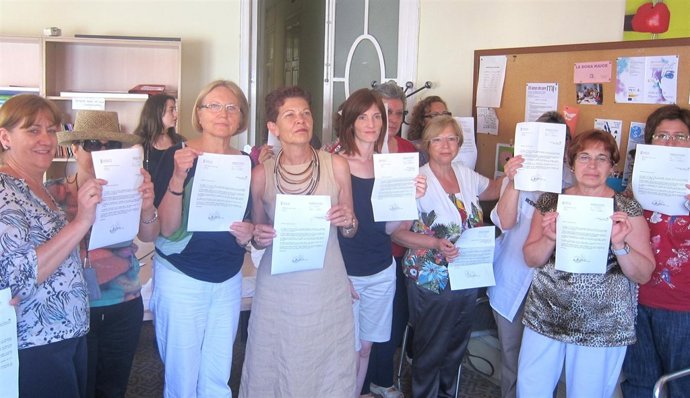 Miembros De Las Asociaciones Muestran La Carta De La Generalitat