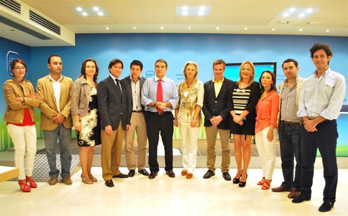 Elías Bendodo y los coordinadores de un nuevo equipo de trabajo