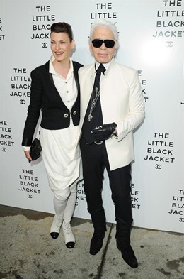Linda Evangelista y Karl Lagerfeld celebrando el Little Black Jacket de Chanel