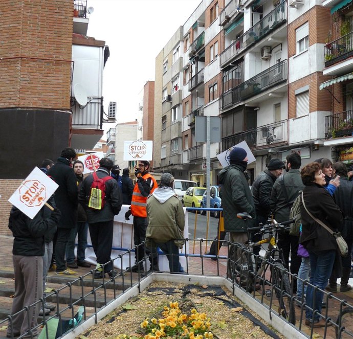 Varias Personas Protestan En Un Desahucio