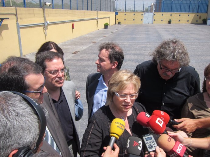 Delegación De Diputados Catalanes Visitan El CIE De Zona Franca