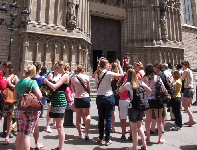 Turistas En Barcelona