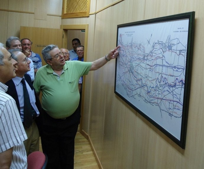 Junto Al Presidente De La CHS, El Presidente De La Junta De Hacendados