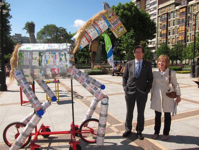 Couto Y Vázquez, Junto A Una Escultura De Envases Reutilizados.