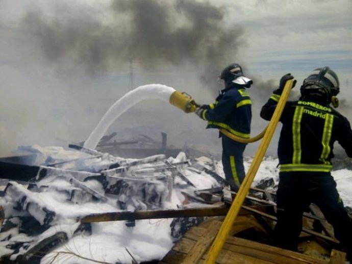 Bomberos Sofocando El Incendio