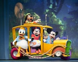 Los Personajes De Disney En El Autobús De Mickey