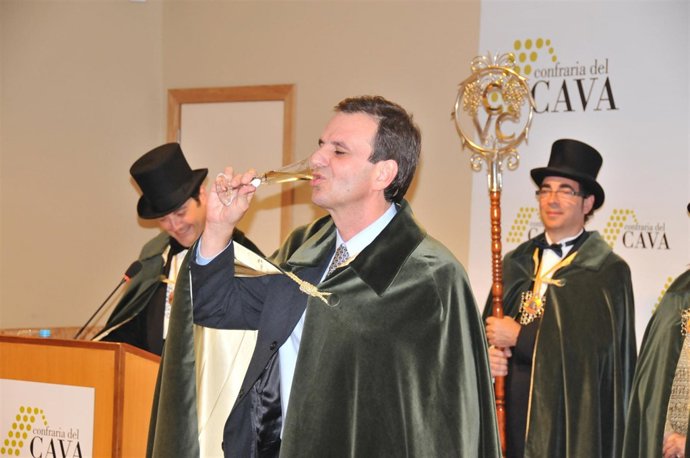 El Alcalde De Rio De Janeiro Investido Cofrade De Honor De La Cofradía Del Cava