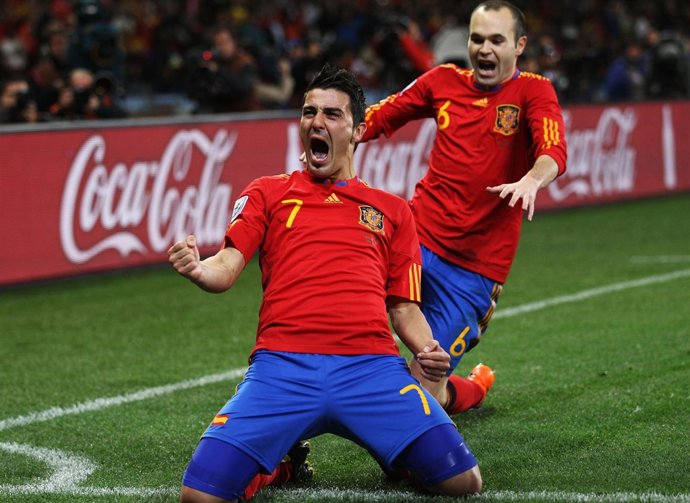 Villa celebra el tanto con Iniesta