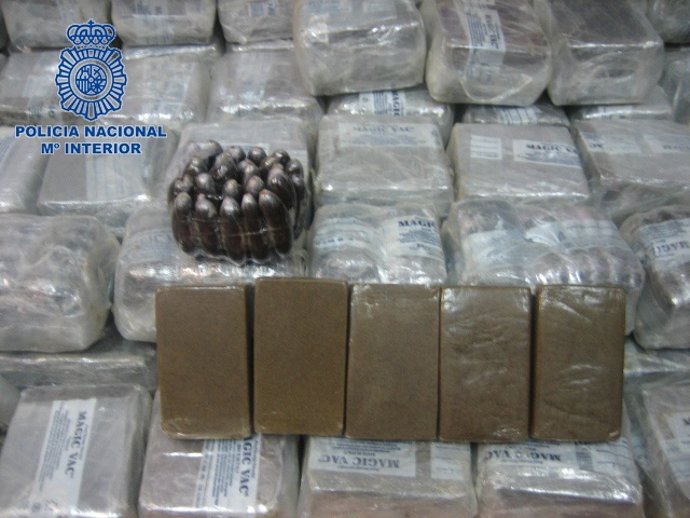 Material Incautado Por La Policía Nacional En Un Coche De Gandia (Valencia).