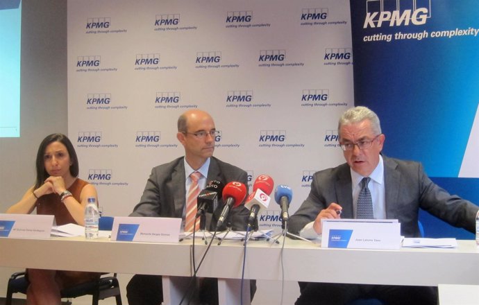 Juan Latorre (Derecha) Y Bernardo Vargas (Centro) Presentan El Informe De KPMG