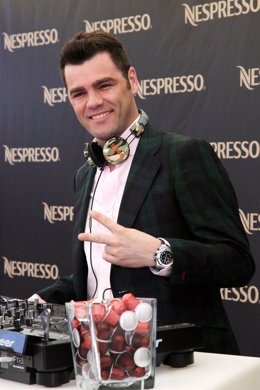 Posado de Fonsi Nieto promocionando Nespresso 