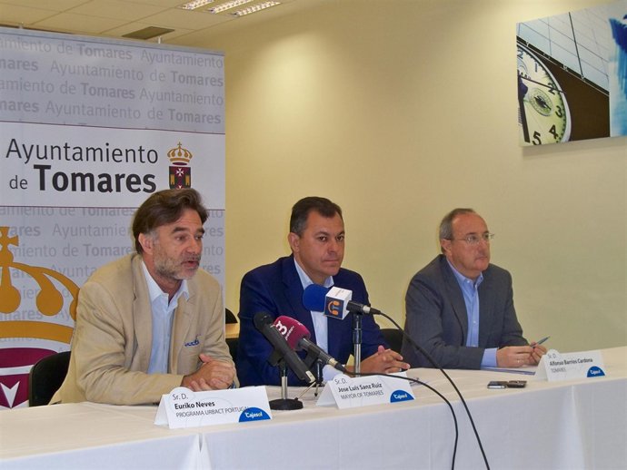 El Alcalde De Tomares, José Luis Sanz (En El Centro), En Rueda De Prensa