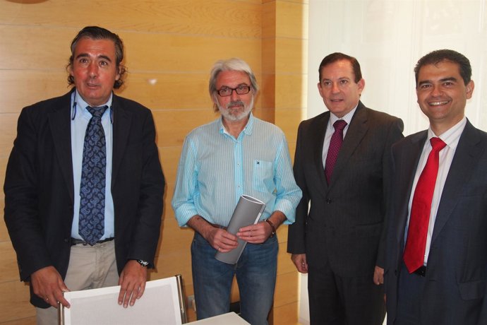 Participantes En La Reunión Sobre Horarios Comerciales  