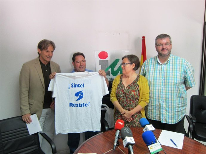 Escobar, Casco Y González-Jubete Con Uno De Los Trabajadores De Sintel