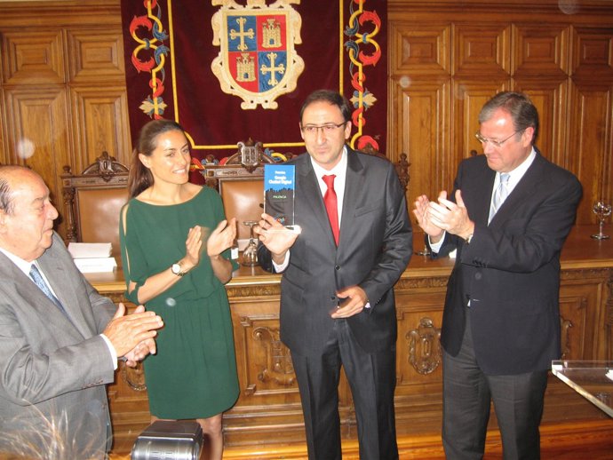 Polanco Recibe El Premio Google Delante Del Consejero Silván