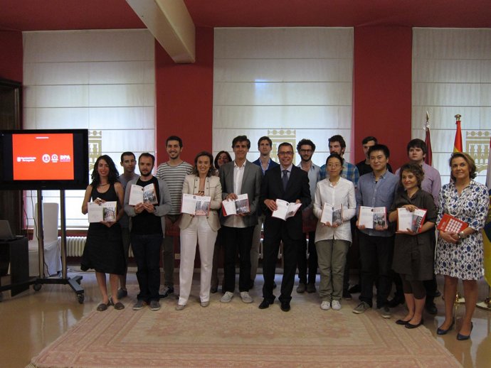 Alumnos Y Autoridades Enseñan El Catálogo