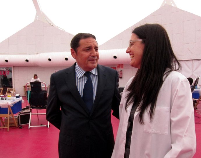 Sáez Aguado Posa Con La Coordinadora De Colectas En 'Dona Sangre, Dona Vida'