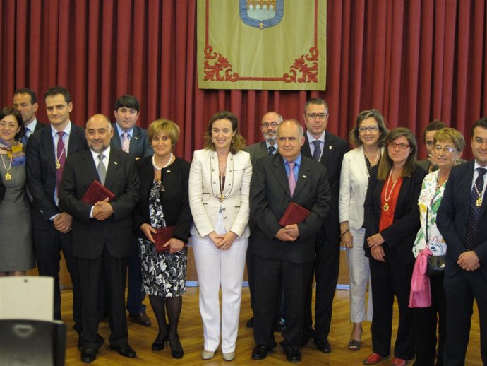 La Alcaldesa Y Parte De La Corporación Con Los Premiados