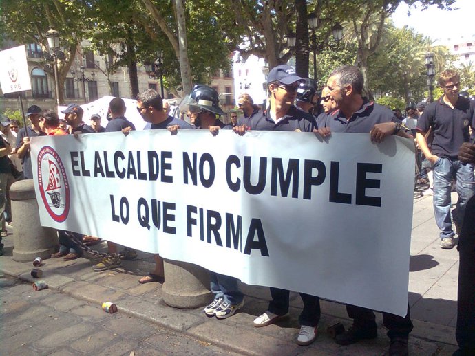 Una De Las Pancartas De Los Bomberos.