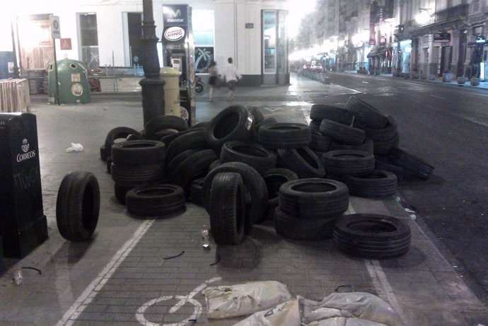 Neumáticos En El Carril Bici