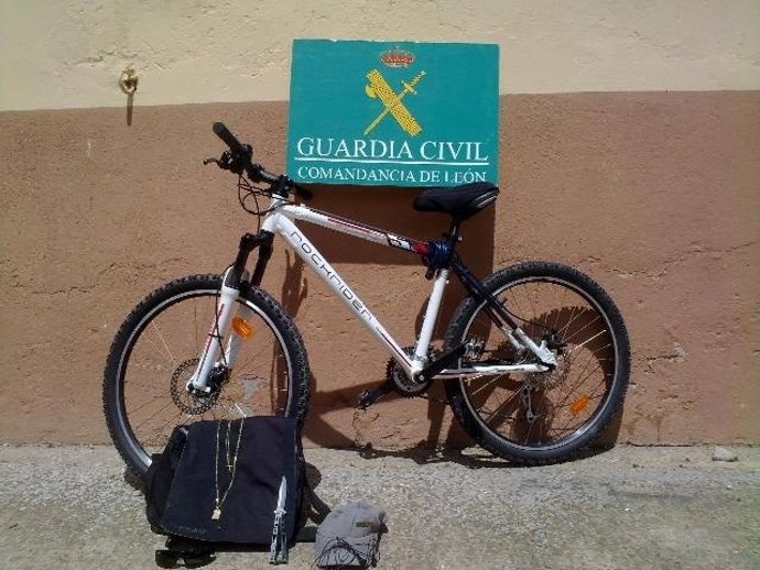 Objetos Intervenidos Por La Guardia Civil Al Presunto Autor 