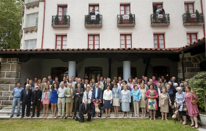 Barcina Con Las Autoridades Y Propietarios Y Veraneantes Del Hotel Ayestarán.