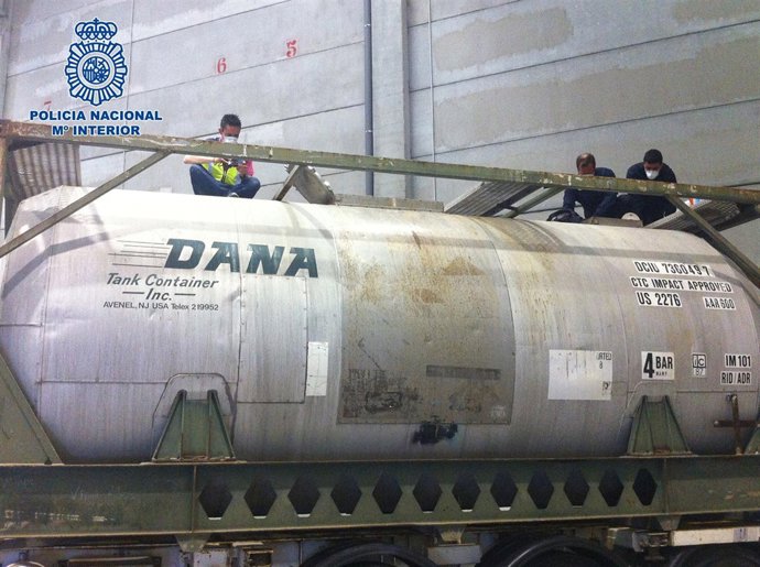 Camión Cisterna En El Que Viajaba La Droga Incautada Por La Policía