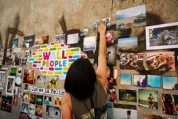 Ejemplo De Un Wallpeople Creado A Través De Numerosas Fotografías 