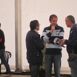 Miembros De La Plataforma Deba Hablando Con El Alcalde