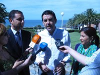 PSOE-A pide "transparencia" si se rescata a la banca y recuerda que hay "unas líneas rojas" que no deben traspasarse