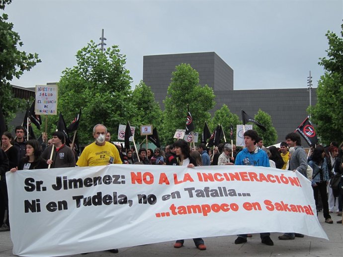 Miembros De 3Mugak Batera Se Concentran Contra La Valorización En Olazagutía.