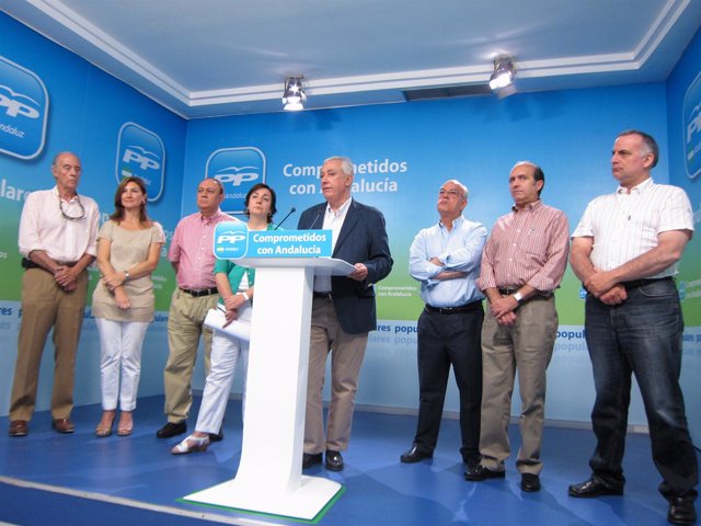 El Presidente Del PP-A, Javier Arenas, Junto A Miembros Del Sindicato Médico